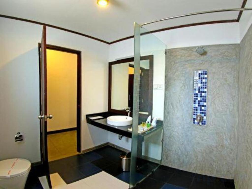 Coco Royal Beach Resort Калутара Экстерьер фото